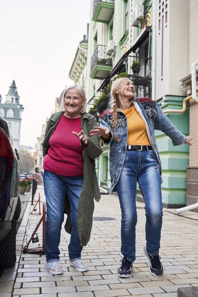 Madre y su alegre hija bromeando y tonteando — Foto de Stock