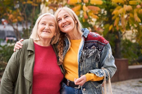 Madre y su alegre hija abrazándose y uniéndose entre sí —  Fotos de Stock