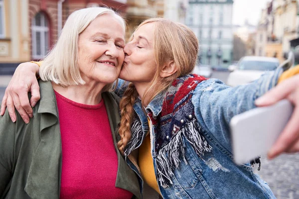 Tochter küsst Mutter auf die Wange — Stockfoto