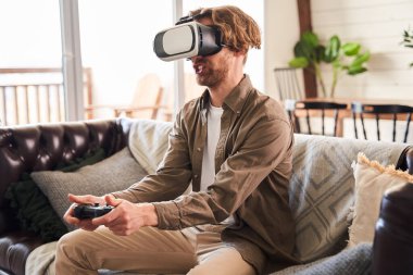 Oyun platformunu tutan adam