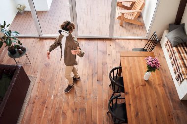 Görünmez kadınla dans eden adam