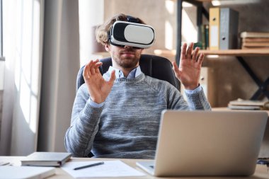 Koltukta oturan adam.