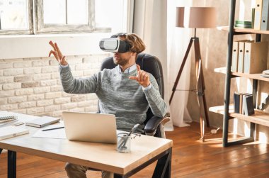 Sanal ekranda bir şey yazan adam