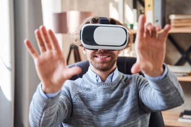 Sanal gerçeklik kulaklığı takan adam.