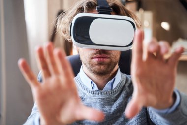 Sanal gerçeklik kulaklığı takan adam.