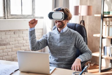 Adam online programda en iyi sonuçlarına bakıyor.