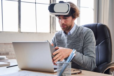 Rahat koltukta oturan adam