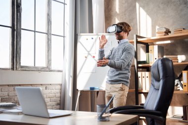 Yeni uygulamayı test eden adam