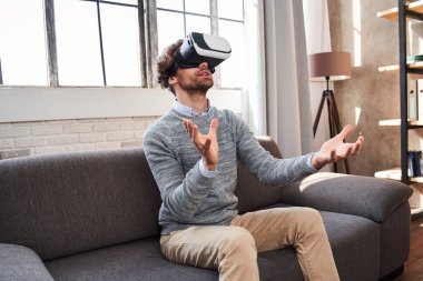 Modern dairede koltukta oturan adam.