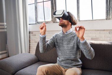 Adam parmaklarıyla bir şeye dokunuyor.