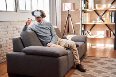 Adam biriyle sohbet ediyor.