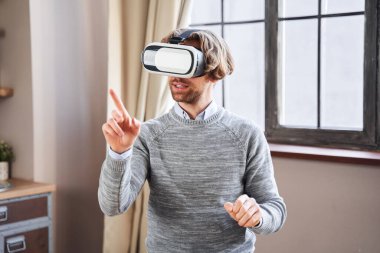 Görünmez ekrana dokunan adam