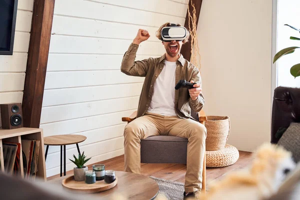 Hombre divirtiéndose con auriculares de realidad virtual — Foto de Stock