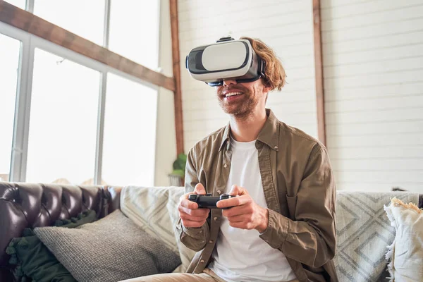 Hombre jugando juego en gafas de realidad virtual —  Fotos de Stock