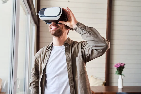 Człowiek mający doświadczenie VR — Zdjęcie stockowe