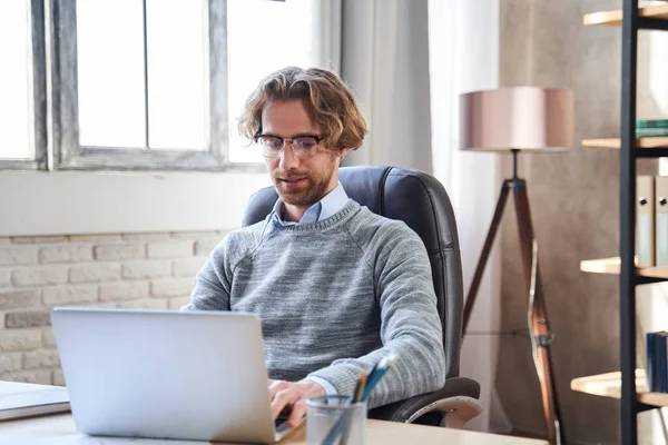 Hombre trabajando en casa con el ordenador portátil — Foto de Stock