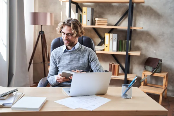 Developer thinking about fixing software bugs — Stock Photo, Image