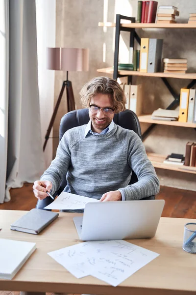 Man working at home with laptop — Stock Photo, Image