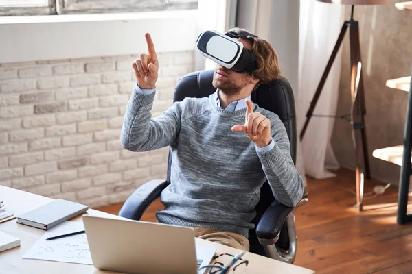 Homem no fone de ouvido VR gesticulando e sorrindo — Fotografia de Stock