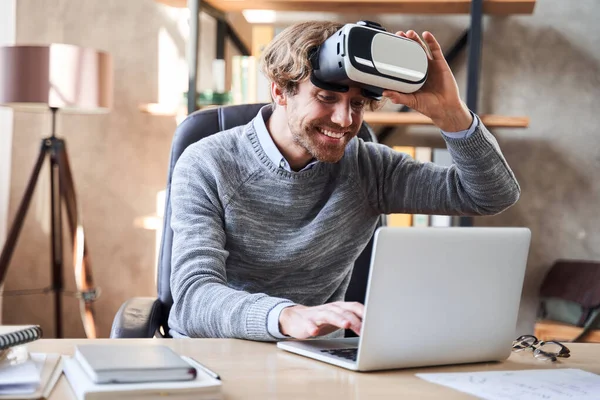 Man holding virtual reality headset — Stock Photo, Image