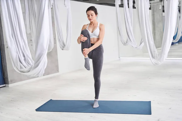 女人单腿站立，做瑜伽平衡 — 图库照片