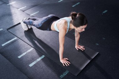 Gri paspasın üzerinde duran bir kadın