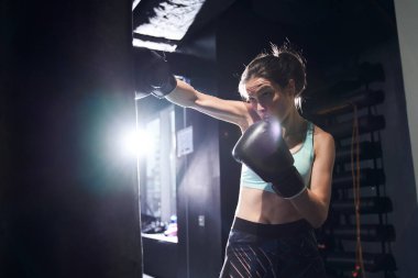 Spor salonunda çuvallayan bir kadın.