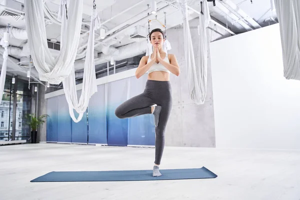 Frau beim Vrikshasana — Stockfoto