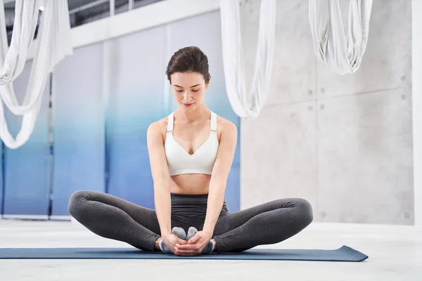 Frau praktiziert Yoga-Unterricht — Stockfoto