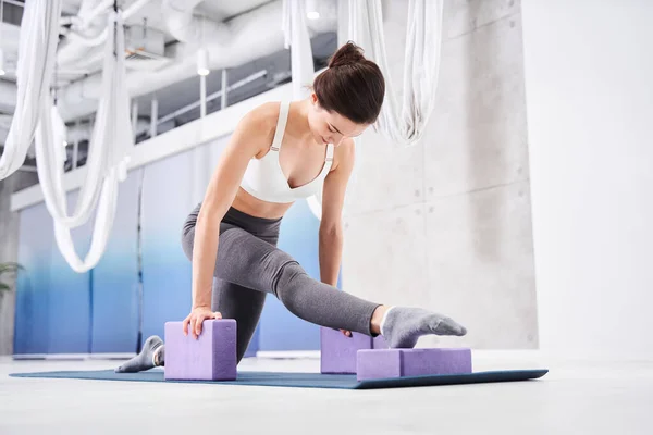 Frau in Stretchpose — Stockfoto