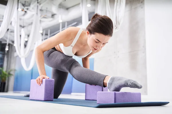 Frau in Sportkleidung beim Stretching — Stockfoto