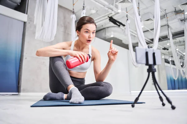 Mujer registrando su vlog sobre alimentación saludable — Foto de Stock