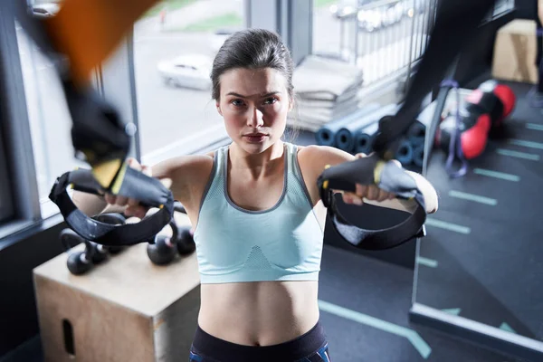 Entrenamiento de mujer deportiva con suspensión TRX — Foto de Stock