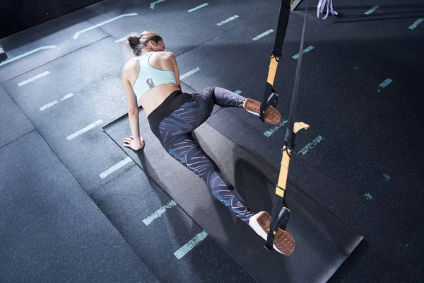 Gambe da allenamento donna con cinghie da fitness trx — Foto Stock