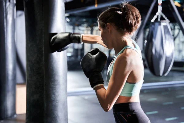 Женщина активно тренируется в спортзале — стоковое фото