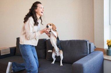 Aktif av köpeğiyle oynayan kadın