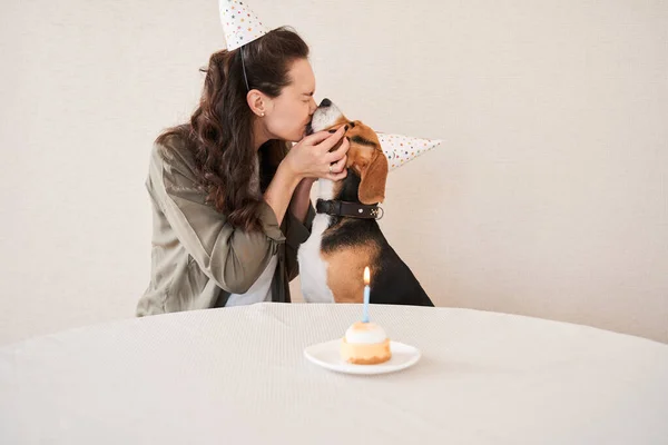 Chica besando a su encantadora mascota manchada — Foto de Stock