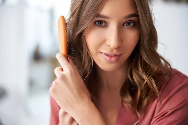 Vrouw met haarborstel — Stockfoto