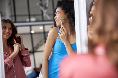 En iyi arkadaşına gülümseyen bir kız.