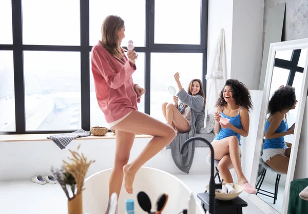 Ladys bavarder à la salle de bain — Photo