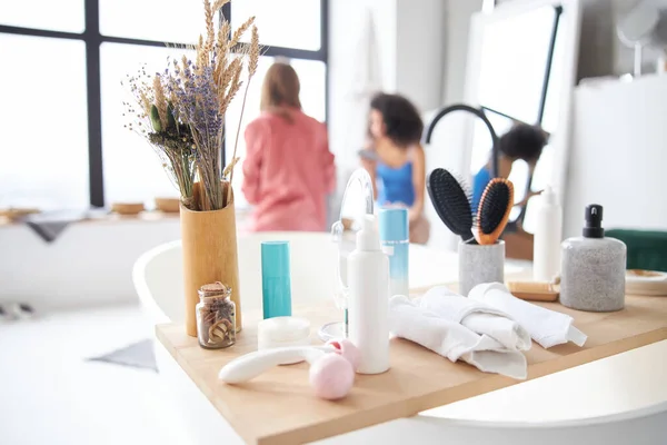 Meisjes in gesprek in de badkamer — Stockfoto