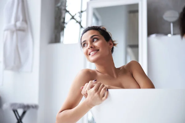 Mujer tomando baño —  Fotos de Stock