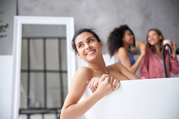 Girl starting morning by relaxing in hot bath — Stock Photo, Image