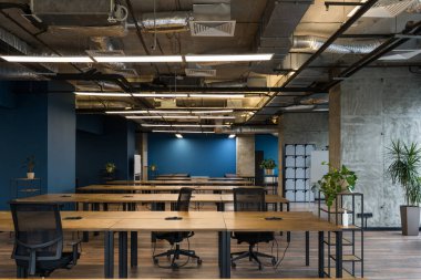 Açık alanı olan geniş modern bir ofis.