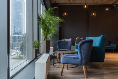 Modern açık uzay ofisindeki dinlenme alanı.