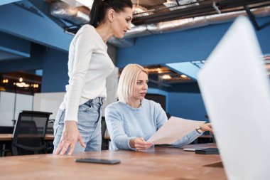 İnsanlar yeni projeyi tartışıyor