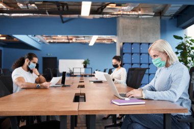 Bilgisayarla çalışan kendine güvenen insanlar