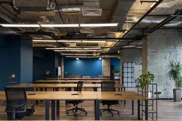 Açık alanı olan geniş modern bir ofis.