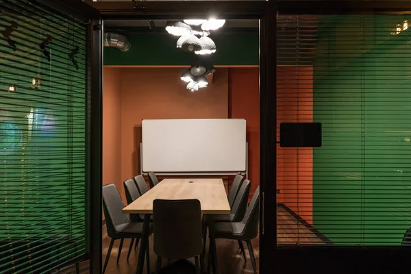Sala de reuniões colorida com tela grande — Fotografia de Stock