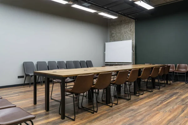 Moderna sala de reuniões ou conferências contemporânea — Fotografia de Stock